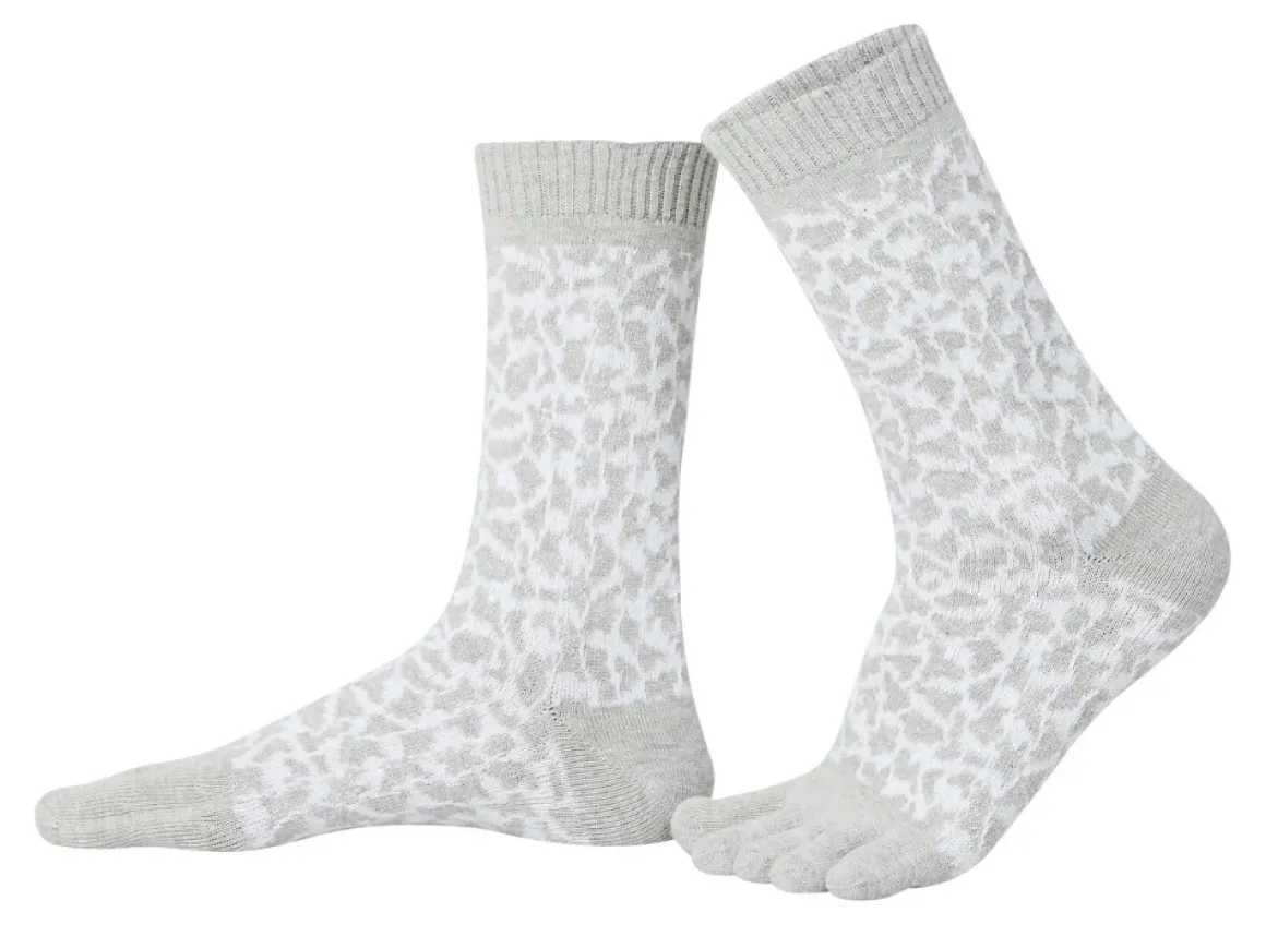 Knitido ~ Essentials Leopard Zehensocken ~ Grau